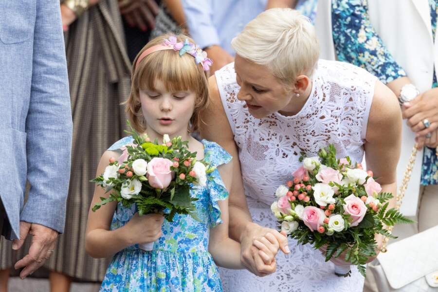 La princesse Charlene de Monaco chuchote à sa fille Gabriella lors du traditionnel Pique-nique "U Cavagnetu" des monégasques au parc princesse Antoinette à Monaco le 3 septembre 2022.