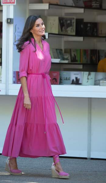 La reine Letizia d'Espagne en longue robe rose fuchsia, le 27 mai 2022. 