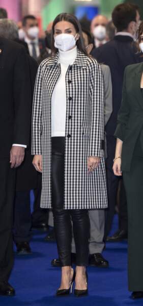 La reine Letizia d’Espagne est élégante à souhait avec son manteau à l'imprimé Vichy, le 19 janvier 2022. 
