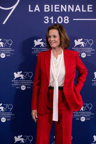 Sigourney Weaver en ensemble de costume rouge de la marque Valentino, le 3 septembre 2022. 