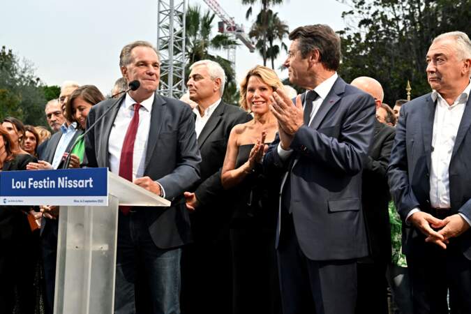 Laura Tenoudji, entourée de son mari Christian Estrosi et de plusieurs élus de la région lors de cette soirée, à Nice, le 2 septembre 2022.
