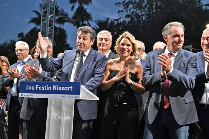 Laura Tenoudji tout sourire, entourée de plusieurs élus de la région, lors du discours de son mari Christian Estrosi, à Nice, le 2 septembre 2022.