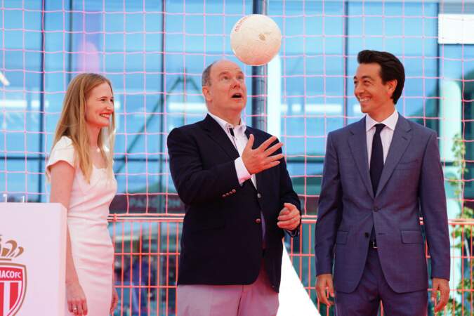 Le prince Albert II de Monaco a été photographié ballon à la main durant l'inauguration du centre de performance de l'AS Monaco, à La Turbie, le 5 septembre 2022.