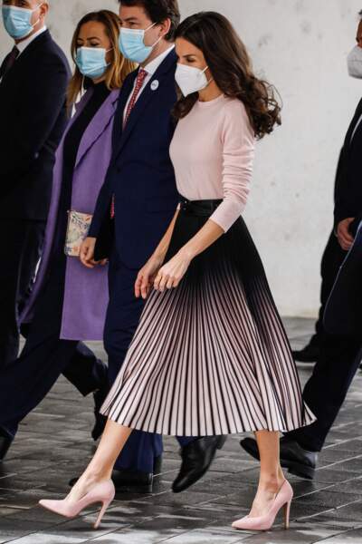 La reine Letizia d'Espagne porte une robe drapée et tie and dye rose. 