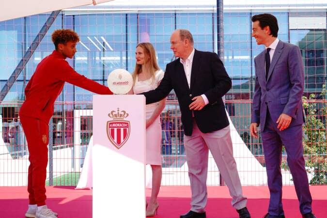 Le prince Albert de Monaco a croisé le jeune joueur Eliesse Ben Seghir à l'inauguration du centre de performance de l'AS Monaco, à La Turbie, le 5 septembre 2022.