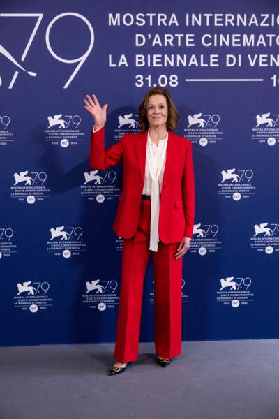 Sigourney Weaver, l'actrice américaine en costume rouge électrisant à la Mostra de Venise, le 3 septembre 2022. 