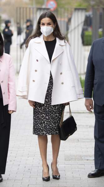 Letizia d'Espagne en jupe léopard et manteau blanc Carolina Herrera volée à sa fille, le 31 mars 2022.  