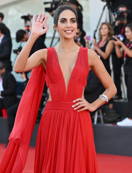Rocio Munoz Morales et sa robe découpée à la Mostra de Venise, le 2 septembre 2022. 
