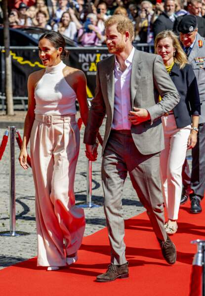 Meghan Markle en pantalon de costume large Brandon Maxwell à Dusseldorf, le 6 septembre 2022.