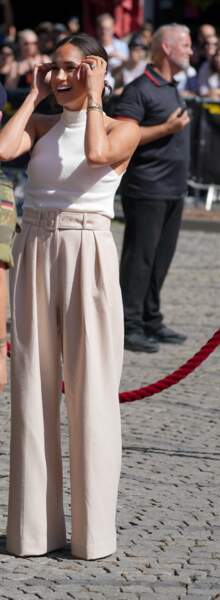 Meghan Markle porte un pantalon fluide et large Brandon Maxwell en Allemagne, le 6 septembre 2022. 