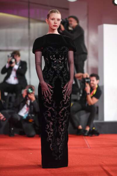 Mia Goth choisit une robe dentelée  qui dénude discrètement son ventre à la Mostra de Venise, le 3 septembre 2022. 