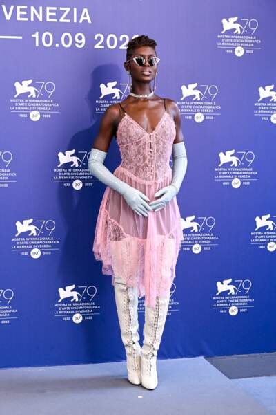 Jodie Turner-Smith, l'actrice britannique opte pour une nuisette transparente à la Mostra de Venise 2022. 