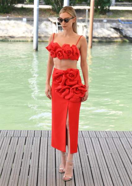 Vanessa Kirby, l'actrice britannique dévoile partiellement sa silhouette de rêve dans un ensemble composé d'un top et d'une jupe fendue rouge vif à la Mostra de Venise, le 7 septembre 2022. 