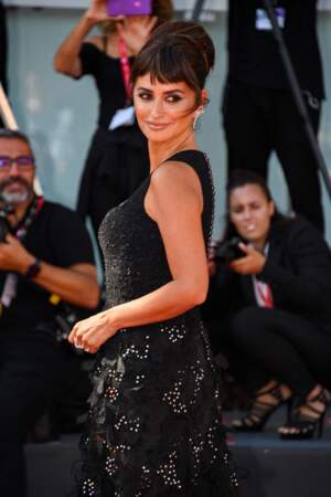 Penélope Cruz en robe à brettelle noire à la Mostra de Venise, le 6 septembre 2022.