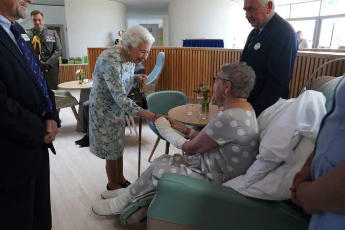 La reine Elizabeth II d'Angleterre lors de l'inauguration de l'hospice de la Tamise à Maidenhead, dans le Berkshire, le 15 juillet 2022.