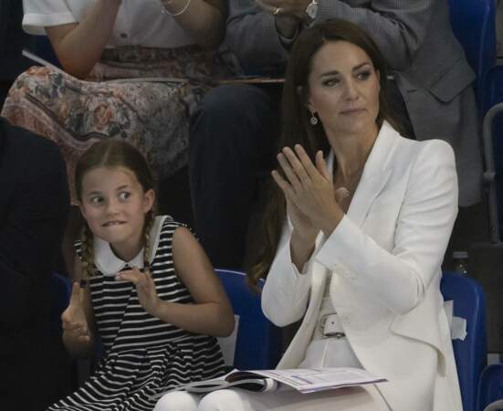 L'adorable princesse Charlotte fait le show alors qu'elle assiste au Jeux du Commonwealth au centre sportif de l'Université de Birmingham le 2 aout 2022 avec sa mère Kate Middleton.