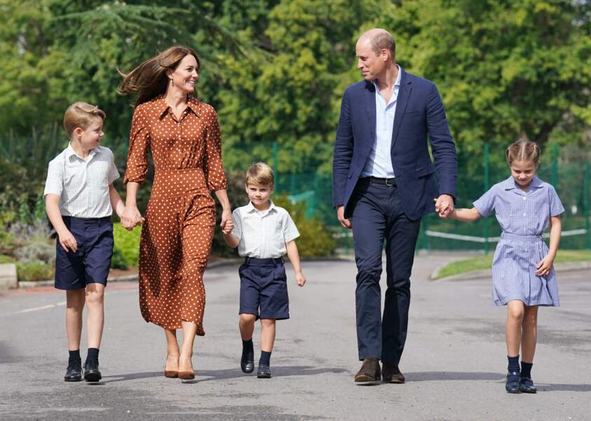 Pour l'occasion, le prince William a choisi un costume bleu marin assorti aux bermudas et chaussettes de ses trois enfants.