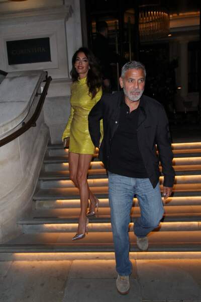 Amal Clooney choisit une robe couleur vert anis pour assister à l'avant-première du film "Ticket to Paradise" à Londres, le 7 septembre 2022.