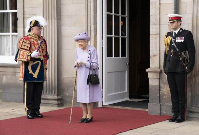 La reine Elizabeth II assiste à un défilé de loyauté des forces armées, dans les jardins du palais de Holyroodhouse, à Édimbourg, le 28 juin 2022.