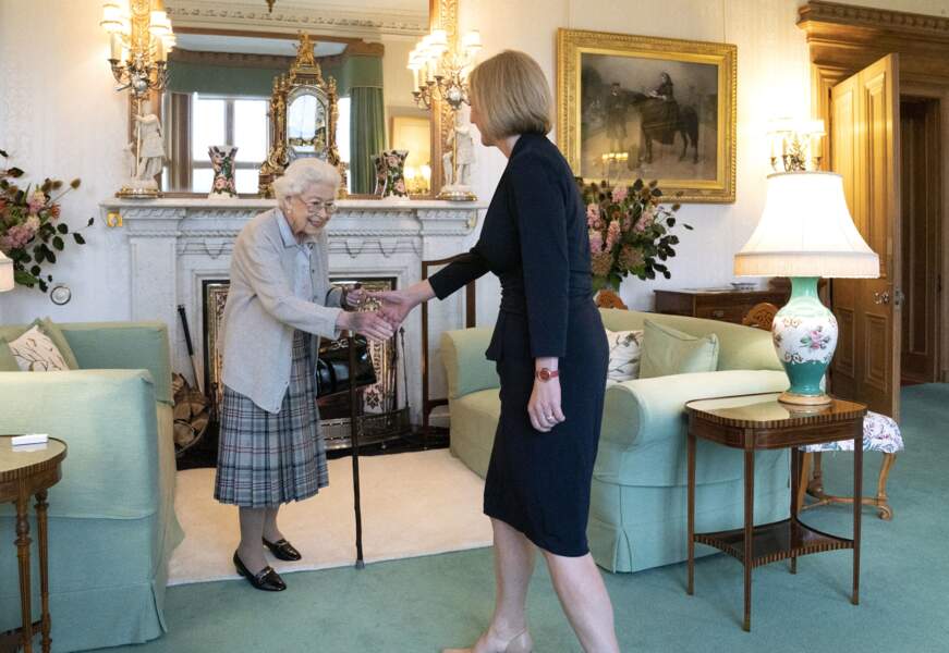 La reine Elizabeth II reçoit Liz Truss, nouvelle Première ministre britannique, à Balmoral, en Écosse, le 6 septembre 2022.
