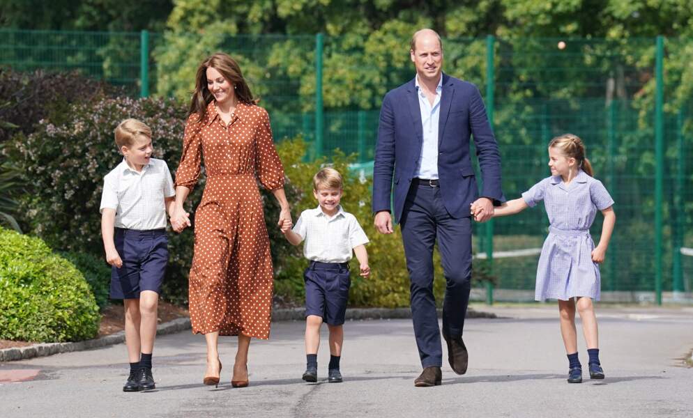 Cheveux longs lâchés, robe longue à pois et escarpins assortis, Kate Middleton