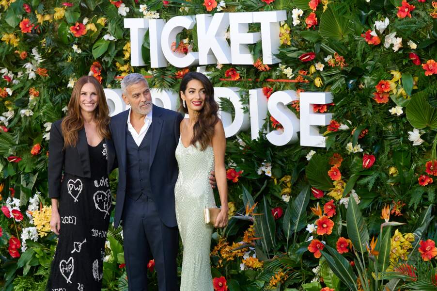 Julia Roberts, George Clooney et sa femme Amal Clooney posent devant la pancarte du film "Ticket to Paradise" à Londres, le 7 septembre 2022.