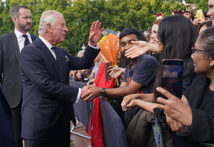 Le roi Charles III s'est prêté sans difficulté au bain de foule, devant Buckingham Palace, à Londres, le 9 septembre 2022.