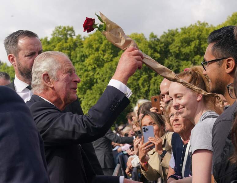 Le nouveau roi Charles III a même reçu quelques présents, comme cette rose, lors de son arrivée à Buckingham Palace, à Londres, le 9 septembre 2022.
