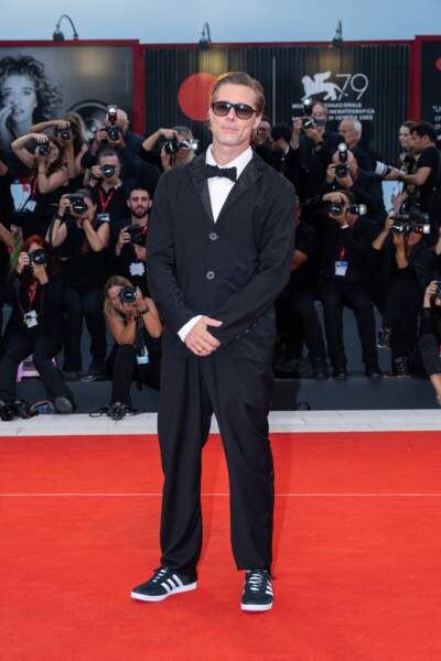 Brad Pitt mixe costume, baskets Adidas et lunettes de soleil à la Mostra de Venise