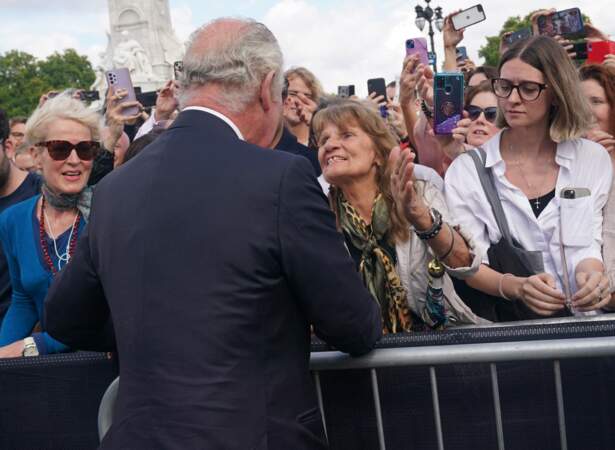 Le roi Charles III s'est lancé dans une longue série de poignées de main, dès son arrivée à Buckingham Palace, à Londres, le 9 septembre 2022.