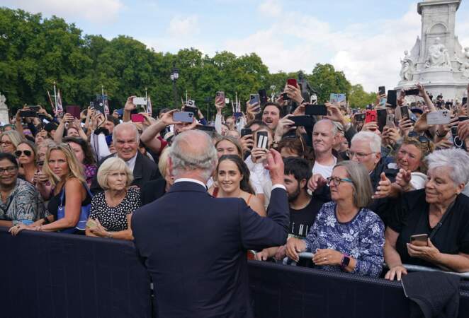Le roi Charles III est allé à la rencontre de ses sujets, devant Buckingham Palace, à Londres, le 9 septembre 2022.