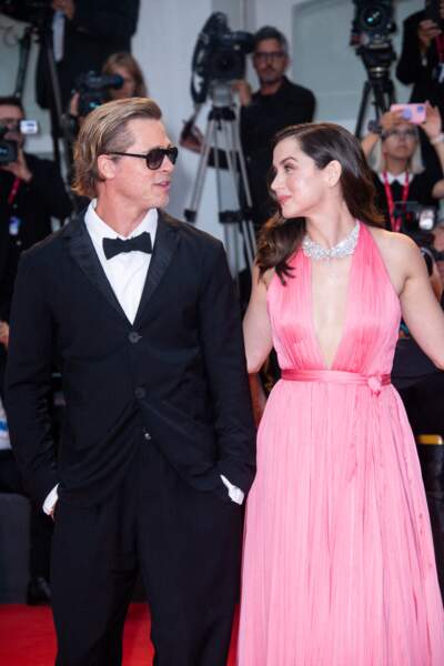 Brad Pitt stylé avec ses lunettes de soleil et Ana de Armas dans une sublime robe longue Louis Vuitton