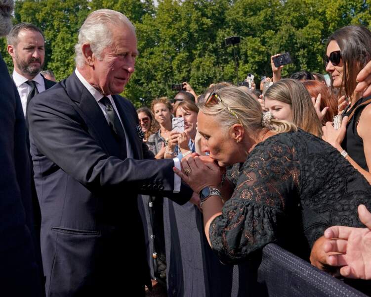Le roi Charles III a eu droit à quelques marques d'affection de la part de certains Britanniques, à Buckingham Palace, à Londres, le 9 septembre 2022.
