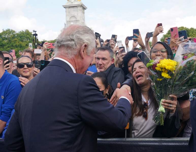 Le roi Charles III était visiblement heureux d'aller à la rencontre des Britanniques, devant Buckingham Palace, à Londres, le 9 septembre 2022.