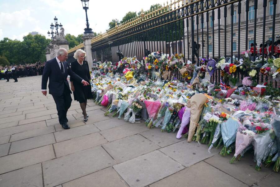 Le roi Charles III et son épouse Camilla ont découvert les nombreux hommages qui ont été adressés à sa mère Elizabeth II, à Buckingham Palace, à Londres, le 9 septembre 2022.