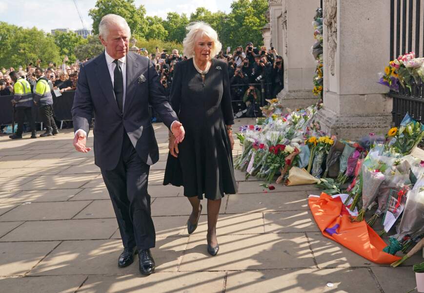 Le roi Charles III et son épouse Camilla ont pris le temps d'observer les nombreux hommages adressés à Elizabeth II, à Buckingham Palace, le 9 septembre 2022.