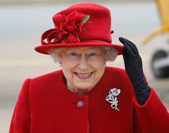 Elizabeth II en rouge écarlate et chapeau coordonné !