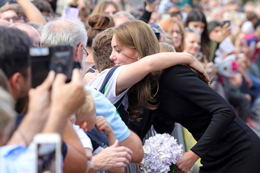 La princesse de Galles Catherine Middleton à la rencontre de la foule devant le château de Windsor, deux jours après le décès de la reine Elisabeth II d'Angleterre, le 10 septembre 2022.