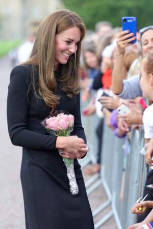 La princesse de Galles Catherine Middleton à la rencontre de la foule devant le château de Windsor, suite au décès de la reine Elisabeth II d'Angleterre.