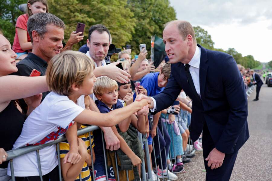 Le prince William serre les mains des Anglais massés devant le château de Windsor, le 10 septembre 2022, deux jours après le décès de la reine Elisabeth II d'Angleterre. 