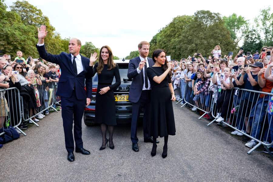 La princesse de Galles Catherine Middleton, le prince de Galles William, le prince Harry, duc de Sussex et Meghan Markle, duchesse de Sussex à la rencontre de la foule, le 10 septembre 2022, devant le château de Windsor, suite au décès de la reine Elisabeth II d'Angleterre. 