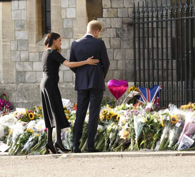 Le prince Harry, duc de Sussex et son épouse Meghan duchesse de Sussex, émus, le 10 septembre 2022, devant le château de Windsor, suite au décès de la reine Elisabeth II d'Angleterre. 