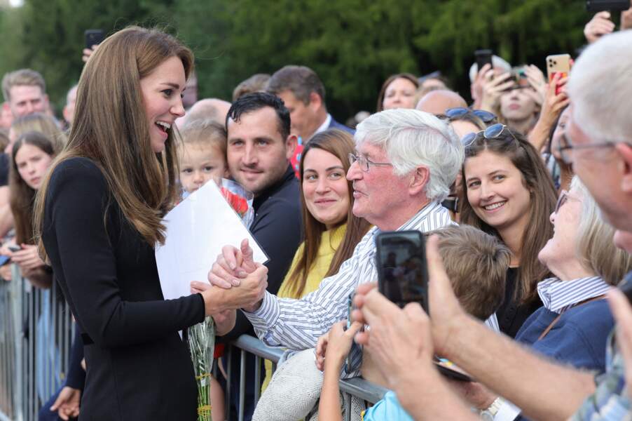 La princesse de Galles Catherine Middleton à la rencontre de la foule devant le château de Windsor, deux jours après le décès de la reine Elisabeth II d'Angleterre, le 10 septembre 2022.