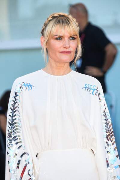 Liv Corfixen, l'actrice originaire du Danemark choisit une couronne de tresse pour assister à la Mostra de Venise 2022. 