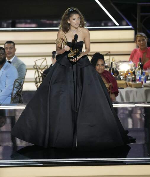 Zendaya fait une apparition remarquée dans une robe noire bustier signée Valentino aux Emmy Awards à Los Angeles, le 13 septembre 2022.