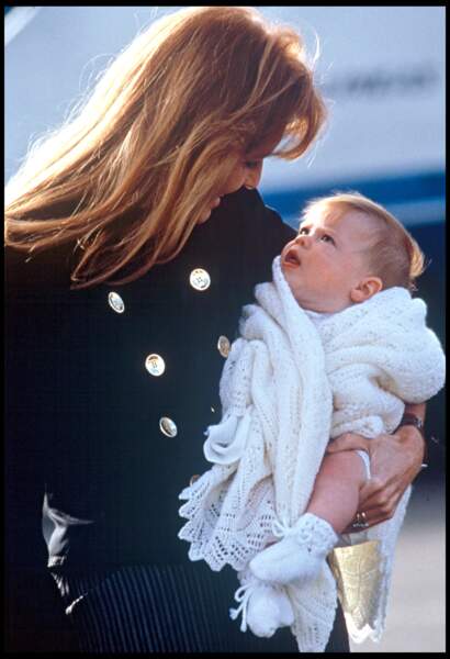 La princesse Eugénie d'York dans les bras de sa maman Sarah Ferguson en Argentine en 1990