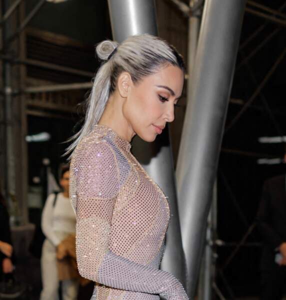 Kim Kardashian avec un chignon flou au défilé Fendi à la Fashion Week de New York, le 9 septembre 2022. 