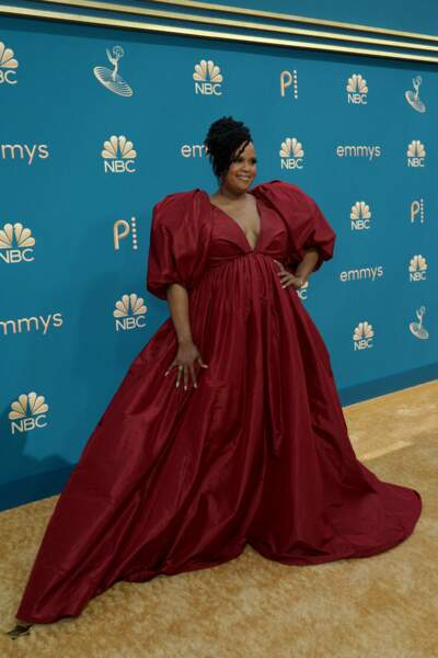 Natasha Rothwell porte une robe volumineuse rouge vif aux Emmy Awards à Los Angeles, le 13 septembre 2022.