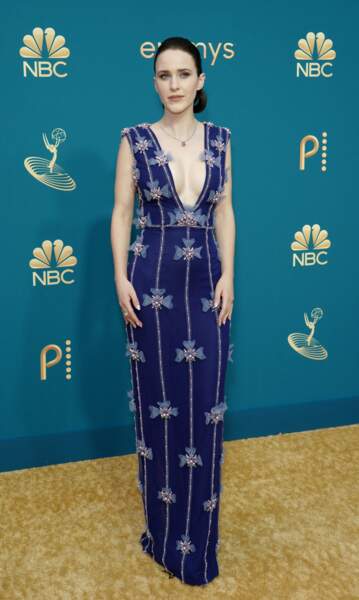 Rachel Brosnahan est divine dans une longue robe Pamella Roland - collection automne/hiver 2022 aux Emmy Awards à Los Angeles, le 13 septembre 2022.