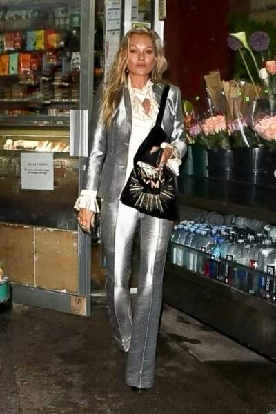 Kate Moss affiche un ensemble de costume argenté dans les rues de New York, le 12 septembre 2022. 